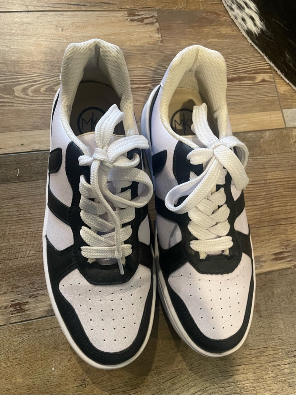 NEW…Makers Women’s White and Black Lace-Up Sneakers